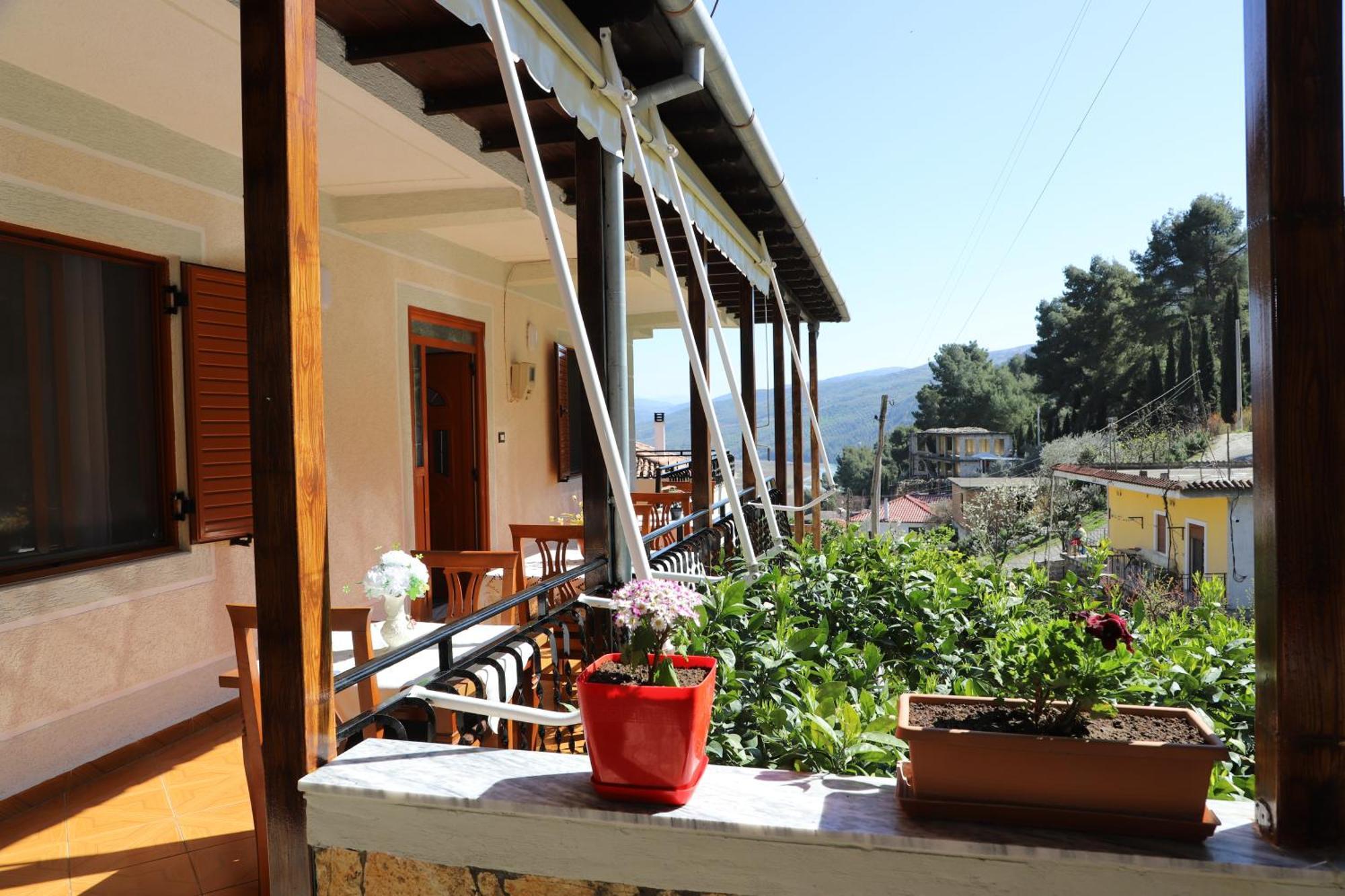 Guest House Marjo Berat Exterior photo