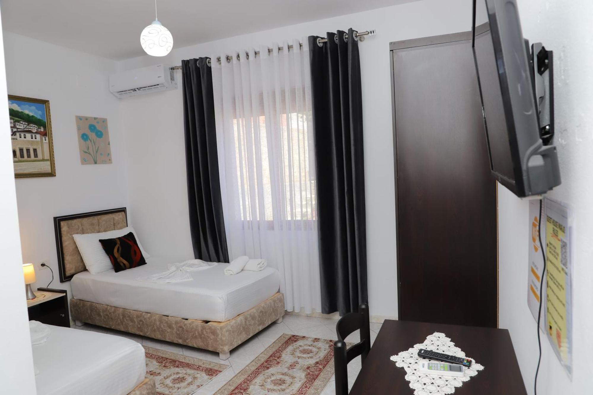 Guest House Marjo Berat Exterior photo